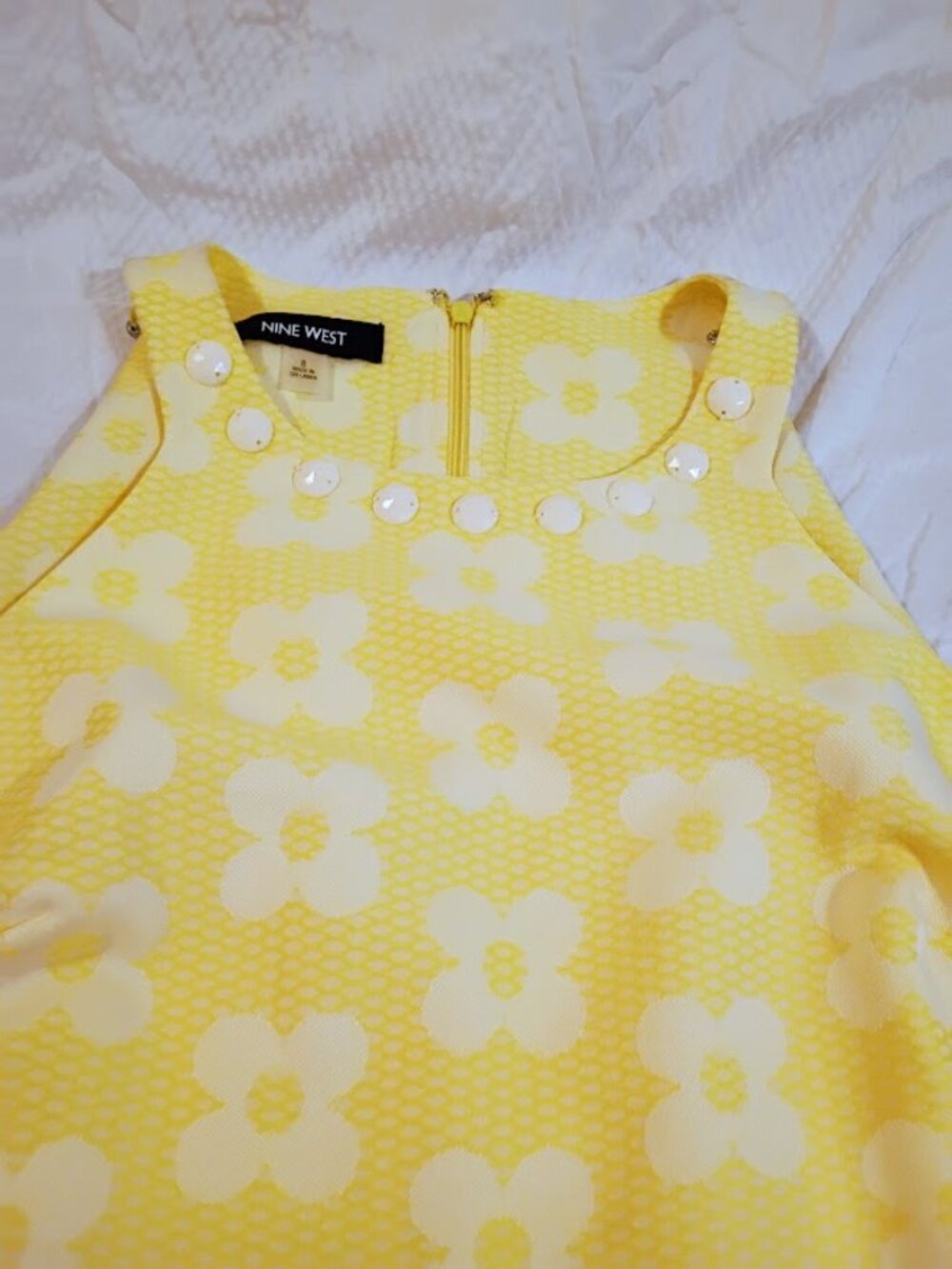 Nine West dress size 8 yellow and white flower print pit to pit 18" length 37"